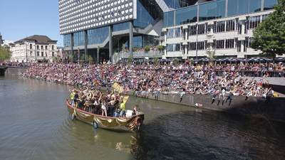 904265 Afbeelding van een boot met deelnemers aan de botenparade van de Utrecht Pride 2023 in de Stadsbuitengracht te ...